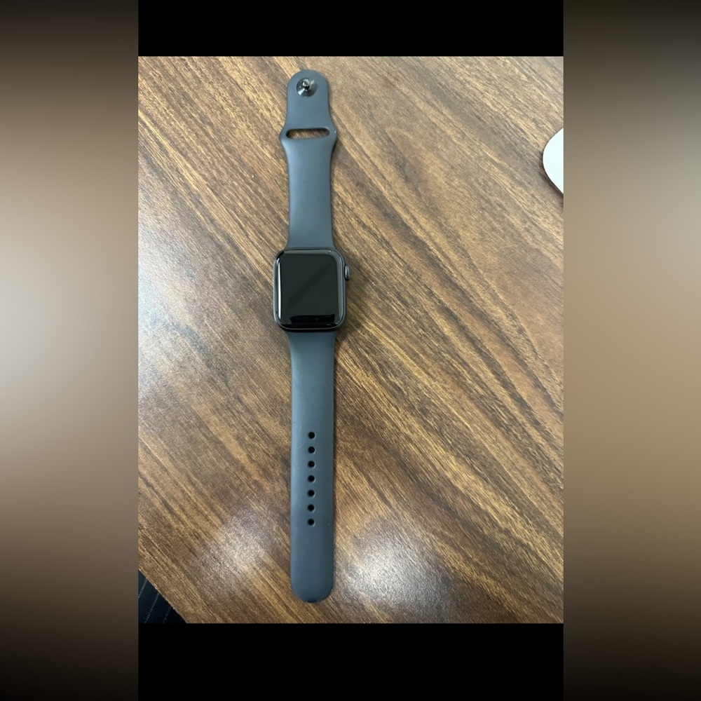 Apple Watch SE 40mm Space Gray Aluminum Gray Band